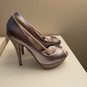 Mariah Carey Pewter Leather Rhinestone Heels Wide Width. New In Box